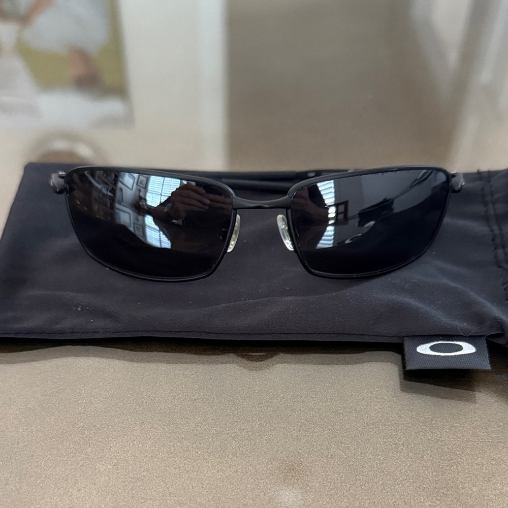 Oakley “Nanowire 4.0” Dark Lens Sunglasses with Black Frame Bag included. UNISEX
